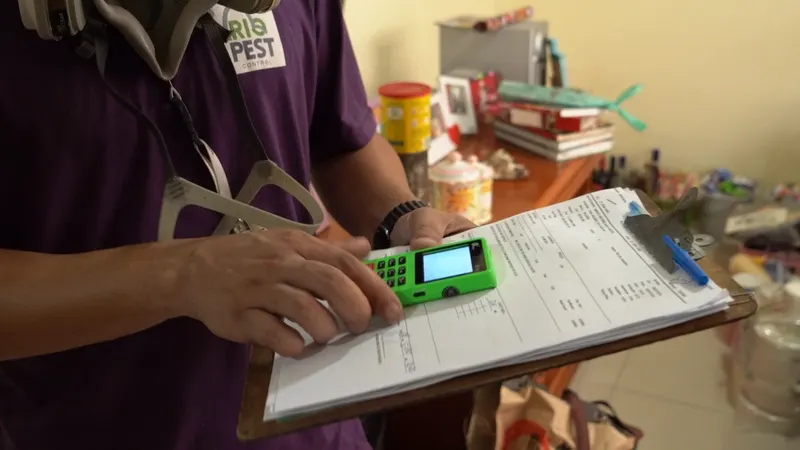 Técnico da Rio Pest Control preenchendo a ordem de serviço no local do atendimento
