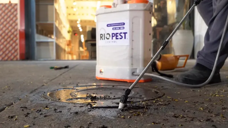 Aplicação da Rio Pest Control em ralo de área comercial